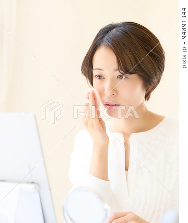 タブレットを見ながら化粧をする若い女性 ビューティー イメージ タブレットを見ながら化粧をする若い女性 ビューティー イメージ 94891344