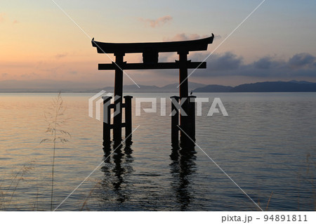 夜明けの琵琶湖中に建つ白鬚神社の大鳥居 夜明けの琵琶湖中に建つ白鬚神社の大鳥居 94891811