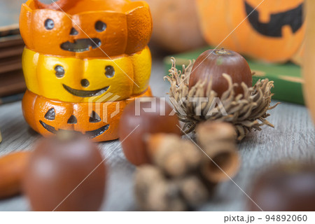秋の収穫祭ハロウィンのかわいいデコレーション 94892060