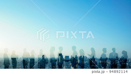 さまざまなビジネスマンと都市の合成写真 94892114