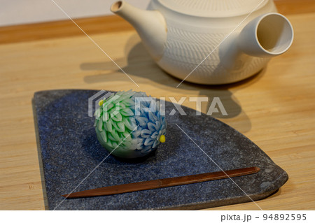 和菓子と急須 煤竹の楊枝 鋏菊 はさみ菊 針切り菊 上生菓子 練り切り 常滑焼 和菓子と急須 煤竹の楊枝 鋏菊 はさみ菊 針切り菊 上生菓子 練り切り 常滑焼 94892595