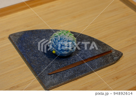 和菓子 煤竹の楊枝 鋏菊 はさみ菊 針切り菊 上生菓子 練り切り 和菓子 煤竹の楊枝 鋏菊 はさみ菊 針切り菊 上生菓子 練り切り 94892614