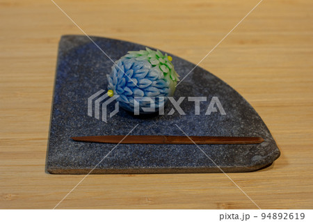 和菓子 煤竹の楊枝 鋏菊 はさみ菊 針切り菊 上生菓子 練り切り 和菓子 煤竹の楊枝 鋏菊 はさみ菊 針切り菊 上生菓子 練り切り 94892619
