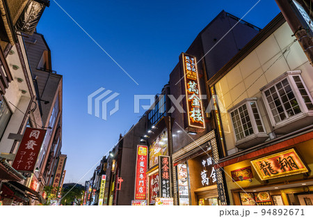 日本の横浜都市景観 横浜中華街などを望む(夜景） 94892671