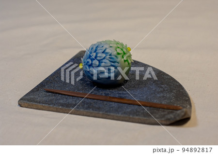 上生菓子と煤竹の楊枝　和菓子　お茶菓子　伝統工芸品　すす竹 94892817