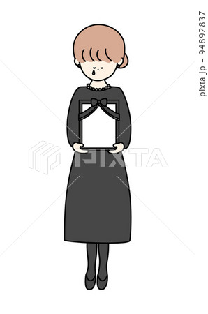 遺影を持って泣いている喪服のお姉さん 遺影を持って泣いている喪服のお姉さん 94892837