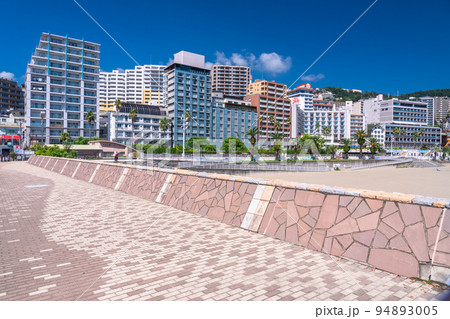 《静岡県》熱海サンビーチ・リゾート地の風景 94893005