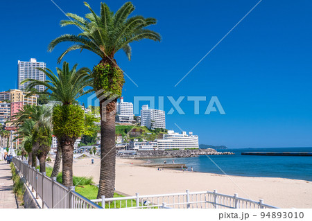 《静岡県》熱海サンビーチ・リゾート地の風景 94893010