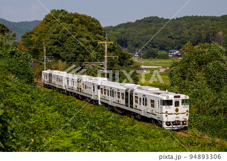 白い車体が美しいJR九州ふたつぼし4047 94893306