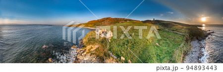 The remains of the 1790 to 1805 kelp factory Teach Dearg or the Red House at Crohy head near Maghery, Dunloe, County Donegal - Ireland 94893443