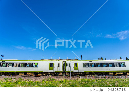 春の青空とローカル線 春の青空とローカル線 94893718