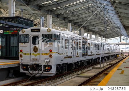 JR長崎駅で出発を待つ「ふたつ星4047」 94893786