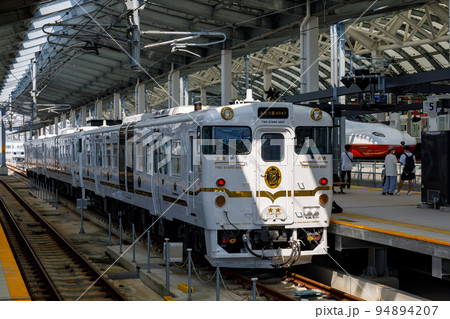 長崎駅で西九州新幹線N700S系「かもめ」と並ぶ「ふたつ星4070」 長崎駅で西九州新幹線N700S系「かもめ」と並ぶ「ふたつ星4070」 94894207
