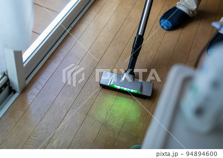 掃除をする男性 94894600