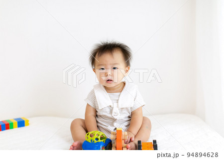 お座りをするあかちゃん お座りをするあかちゃん 94894628