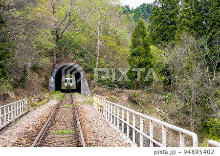 連続するトンネルを抜けて只見駅へ 連続するトンネルを抜けて只見駅へ 94895402