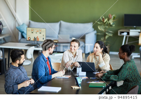 Young colleagues listening to confident businessman explaining his viewpoint 94895415