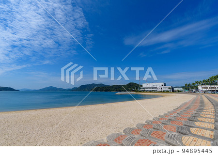 瀬戸内海の海岸風景、愛媛県今治市 伯方島の砂浜 瀬戸内海の海岸風景、愛媛県今治市 伯方島の砂浜 94895445