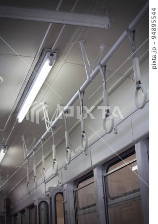 レトロ電車内のつり革 レトロ電車内のつり革 94895544