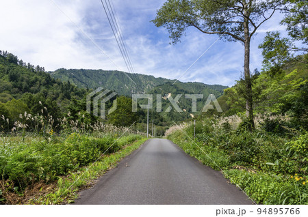 奥只見ヘ向かう国道352号線 94895766