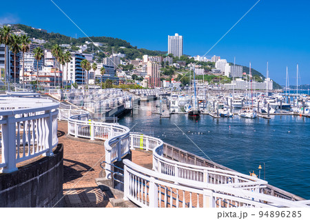 《静岡県》熱海ベイエリア・リゾート地の風景 94896285