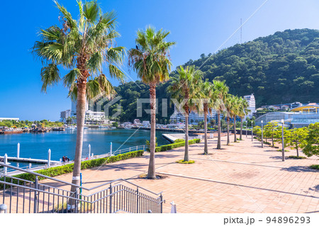 《静岡県》熱海ベイエリア・リゾート地の風景 94896293