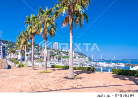 《静岡県》熱海ベイエリア・リゾート地の風景 94896294