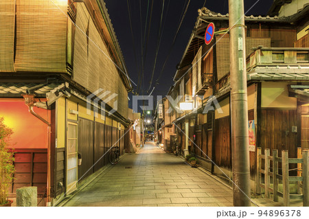 京都市東山区 夜の祇園(花見小路通から東側) 京都市東山区 夜の祇園(花見小路通から東側) 94896378