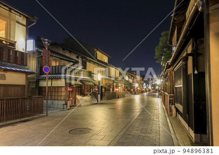 京都市東山区　夜の祇園　花見小路 94896381