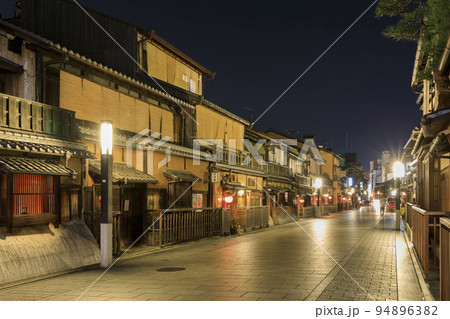 京都市東山区　夜の祇園　花見小路 94896382