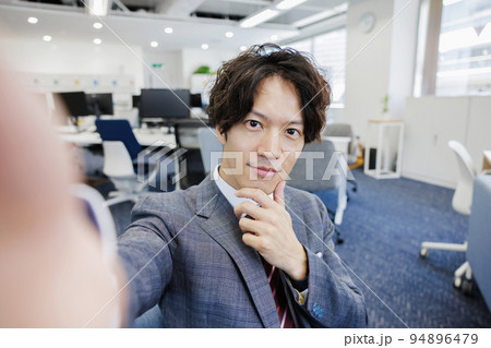 スマートフォンで自撮りをする男性 スマートフォンで自撮りをする男性 94896479