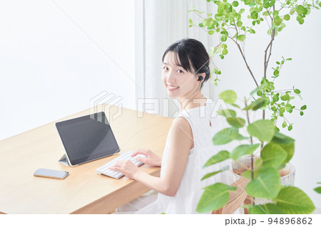 タブレットPCを使う若い女性 94896862