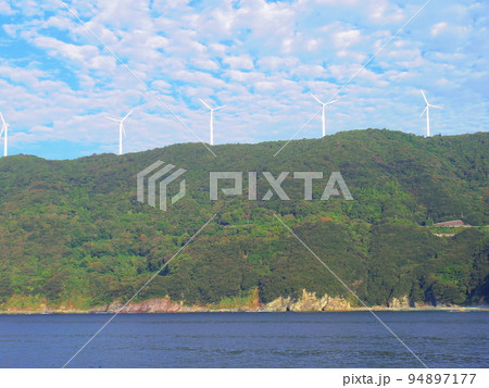海上より望む佐田岬半島の風車群(愛媛県西宇和郡伊方町) 94897177
