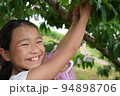 少女　桃狩り　楽しい　笑顔　果樹園　小学生　桃 94898706