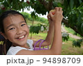 少女　桃狩り　楽しい　笑顔　果樹園　小学生　桃 94898709
