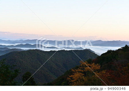 多紀連山の紅葉 94900346