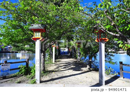 【広島県】晴天の吉備津神社の御池にある厳島水神 94901471