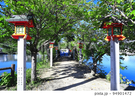 【広島県】晴天の吉備津神社の御池にある厳島水神 94901472