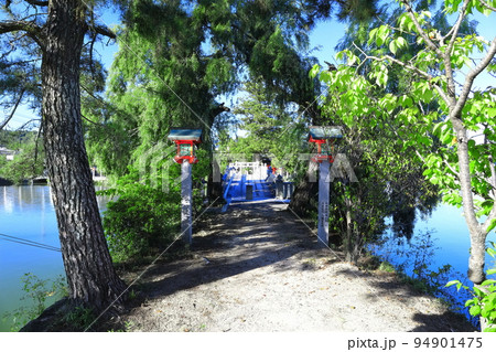 【広島県】晴天の吉備津神社の御池にある厳島水神 【広島県】晴天の吉備津神社の御池にある厳島水神 94901475