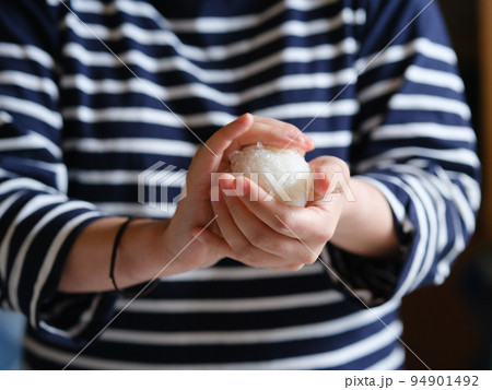 おにぎりを握る手 おにぎりを握る手 94901492