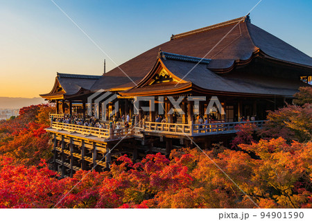 京都東山の秋　世界遺産　清水寺　夕暮れの舞台と紅葉 94901590