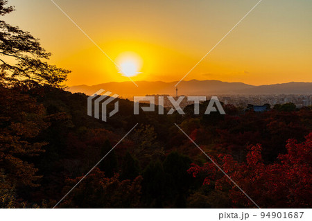 京都東山の秋　世界遺産　清水寺　夕暮れの京都の街を望む 94901687