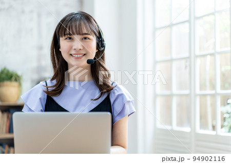 インカムでオンライン会議をする女性 94902116