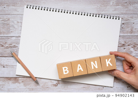 BANKと書かれたブロック、ノート、ペン、手 94902143