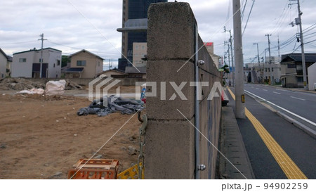 工事現場にたたずむ塀 94902259