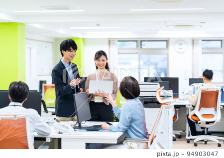 会議 ビジネス オフィス エンジニア オフィスカジュアル 会議 ビジネス オフィス エンジニア オフィスカジュアル 94903047