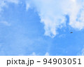 青色の大空と白い雲、飛ぶ鳥 94903051