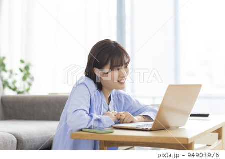 パソコンを見る若い女性 94903976