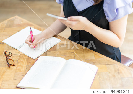 スマホを使って勉強する女性の手元【パーツカット】 スマホを使って勉強する女性の手元【パーツカット】 94904071
