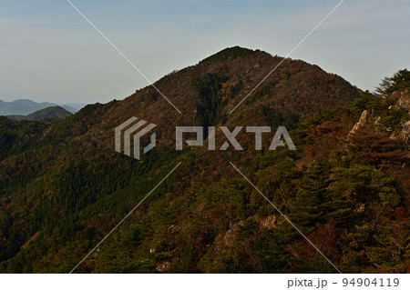 多紀連山の紅葉 94904119